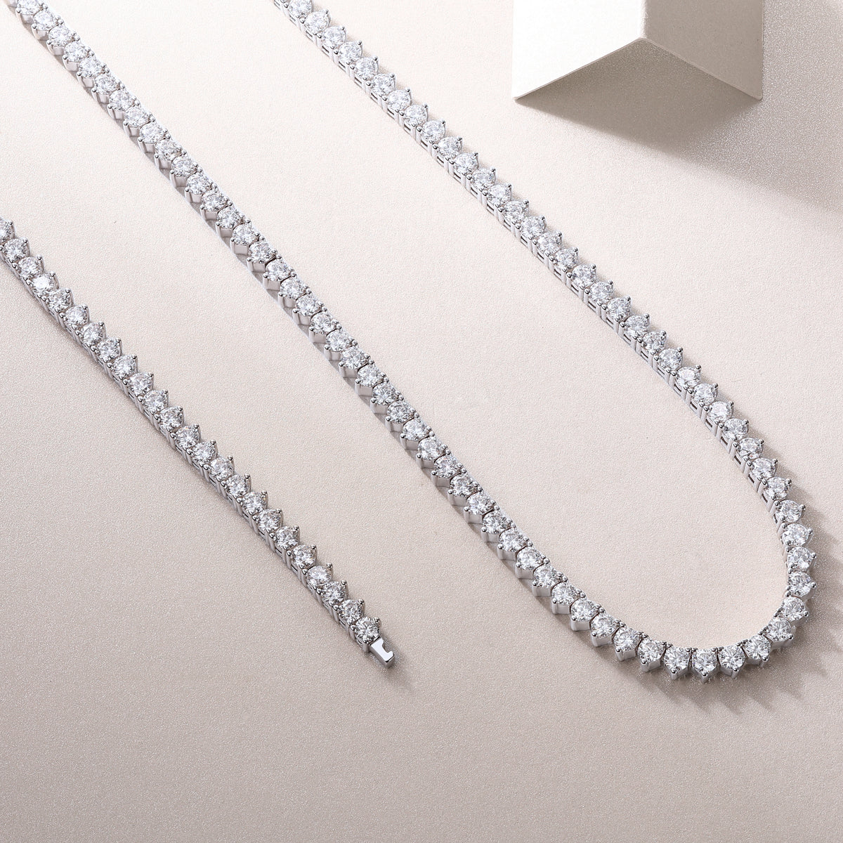 Solitude - A Luxurious And Fashionable Light Luxury Jewelry Necklace Pendant Set With Top-quality Moissanite, S925 Silver-plated Platinum